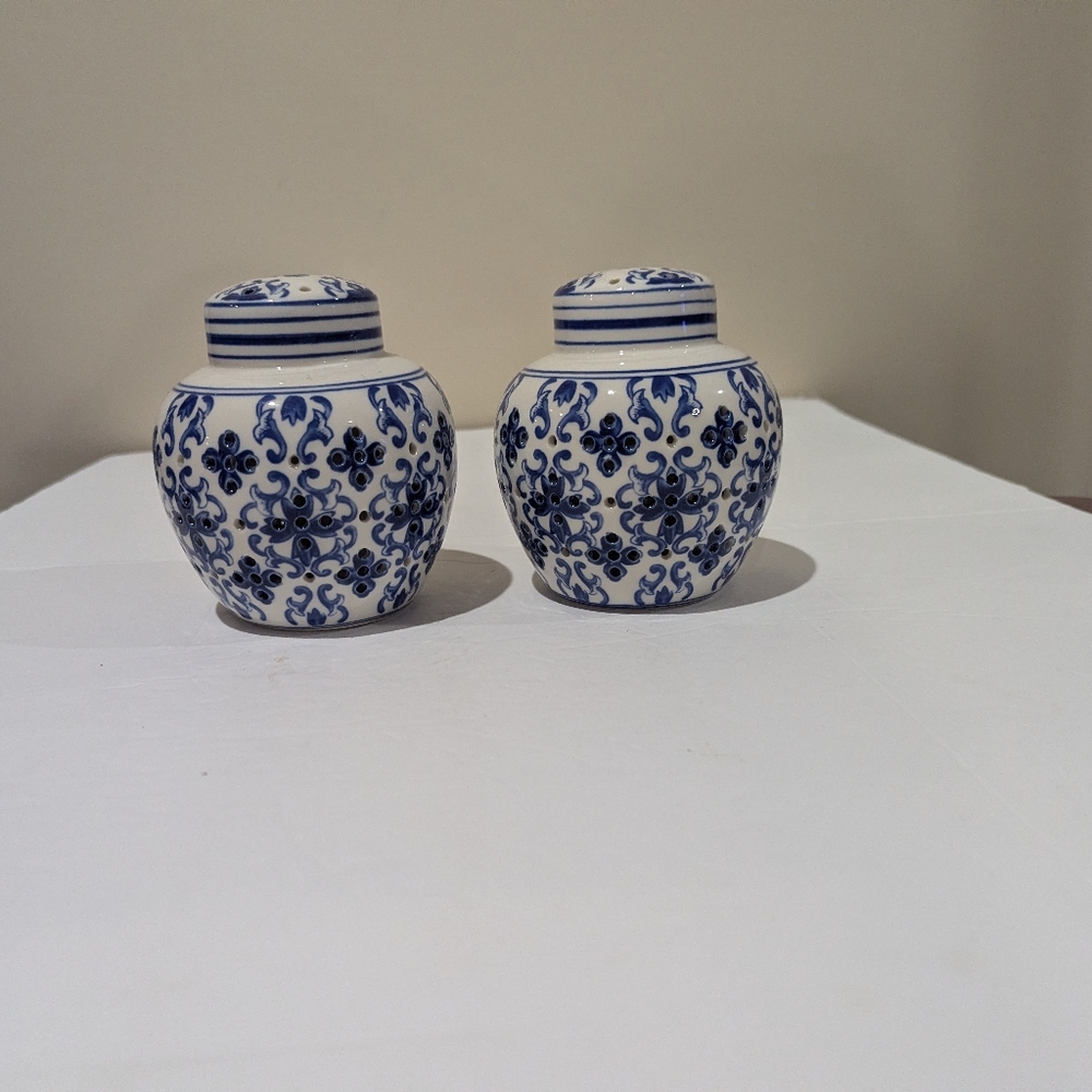 Blue and White Ceramic Jars. Lights With Timer. 5x4 Approximate Size